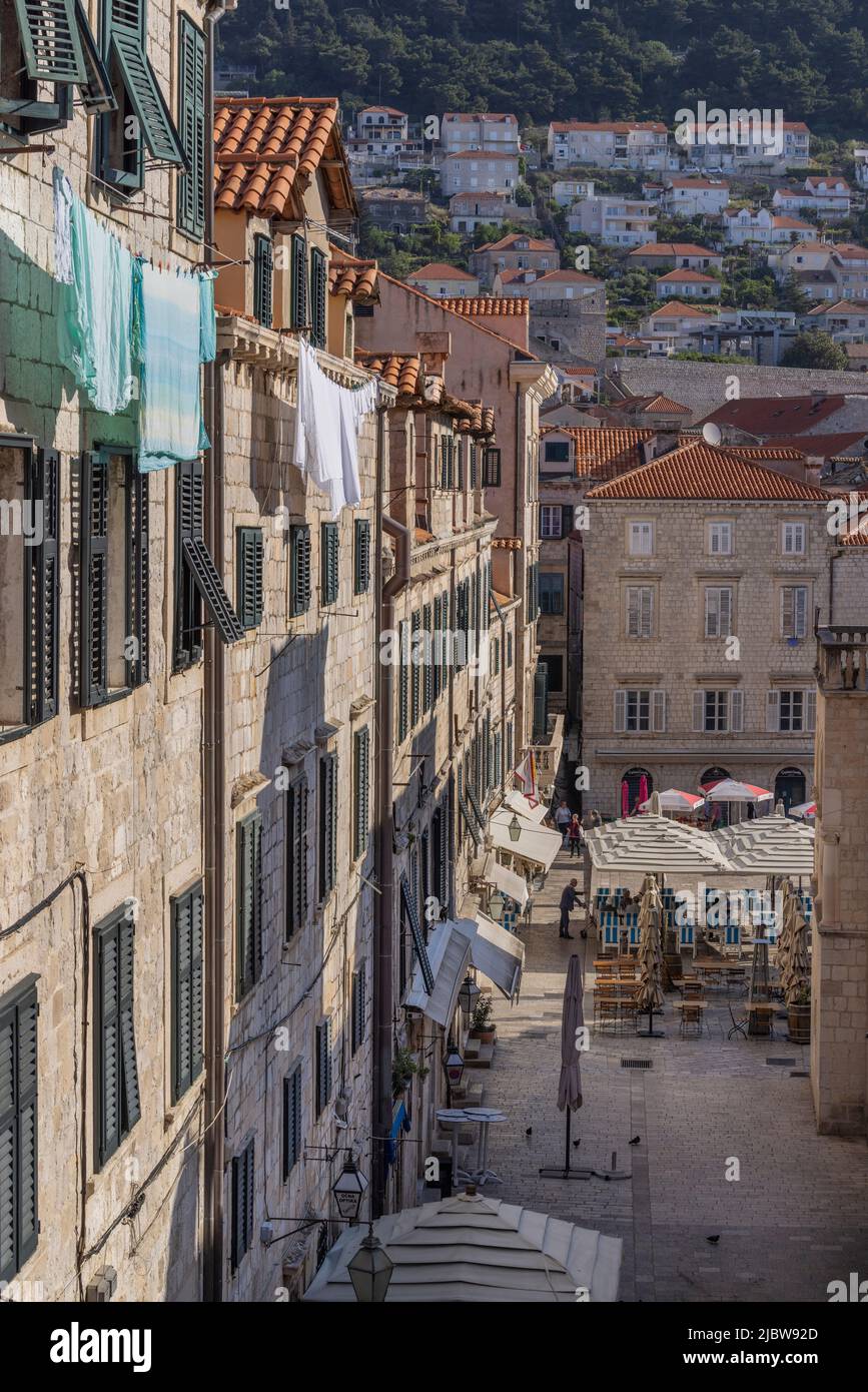 Séchage de linge sur Clothesline au-dessus de la place Gunduliceva Poljana vue de l'escalier jésuite, Dubrovnik, Croatie Banque D'Images