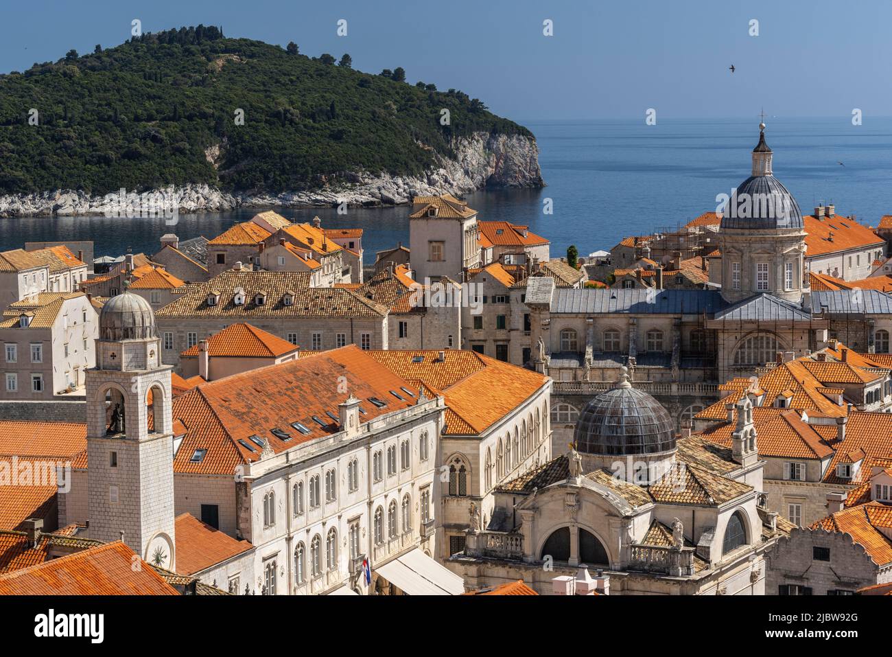 Toits rouges de Dubrovnik, Croatie, vu de son mur de ville Banque D'Images