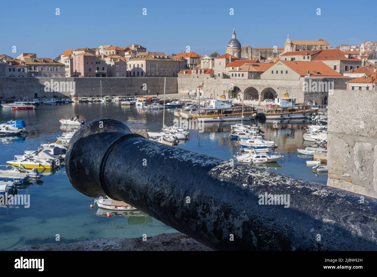 Cannon surplombant le port de la vieille ville de Dubrovnik, Croatie Banque D'Images