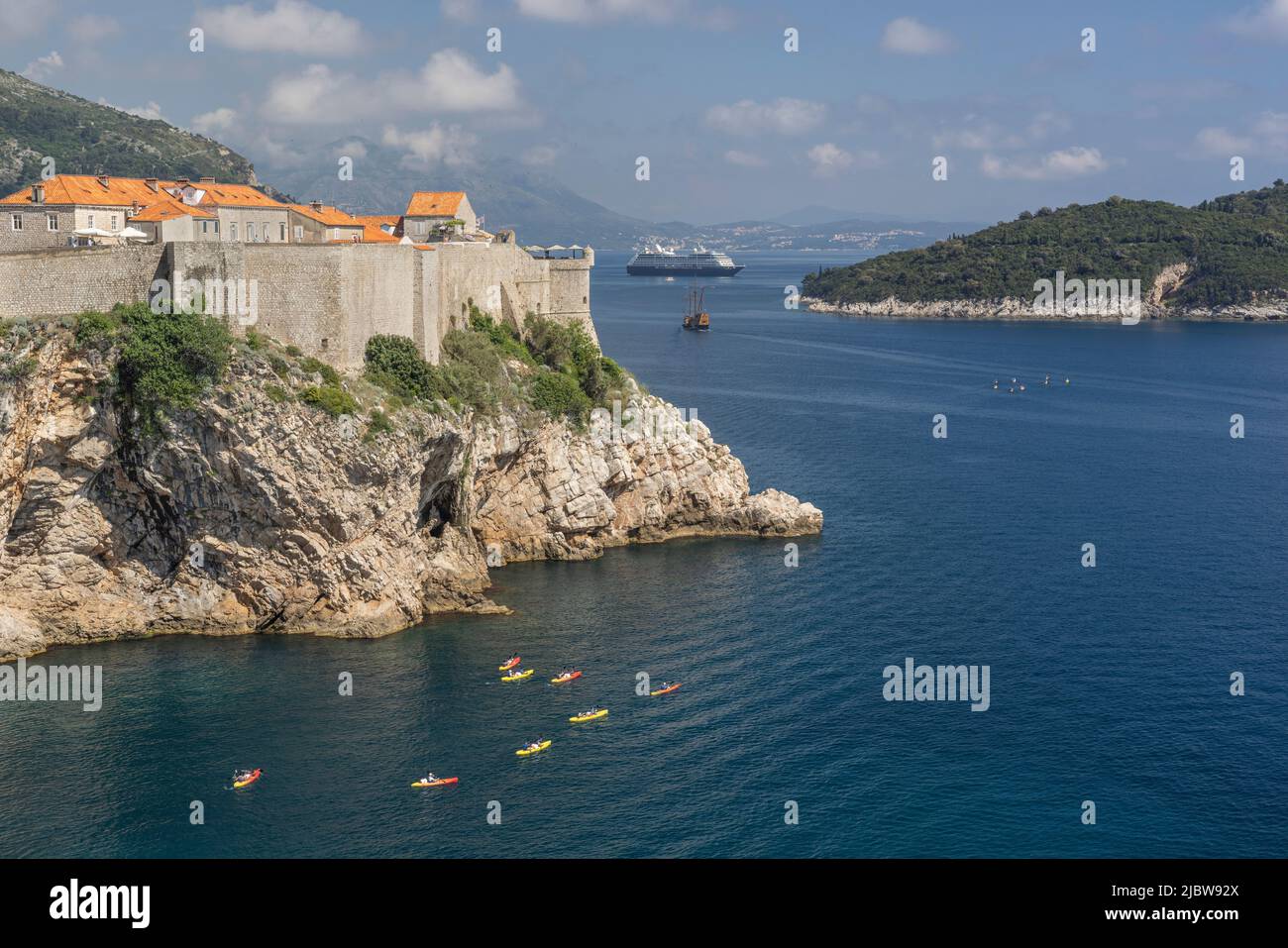 Kayaks de mer dans l'Adriatique au-dessous de Dubrovnik, Croatie avec le paquebot de croisière Azamara et plus loin Banque D'Images
