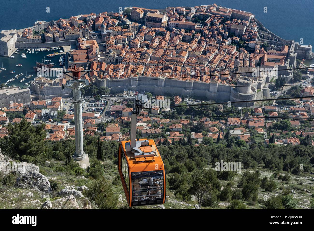 Téléphérique au-dessus de la vieille ville de Dubrovnik vue depuis le point de vue de SRD Banque D'Images