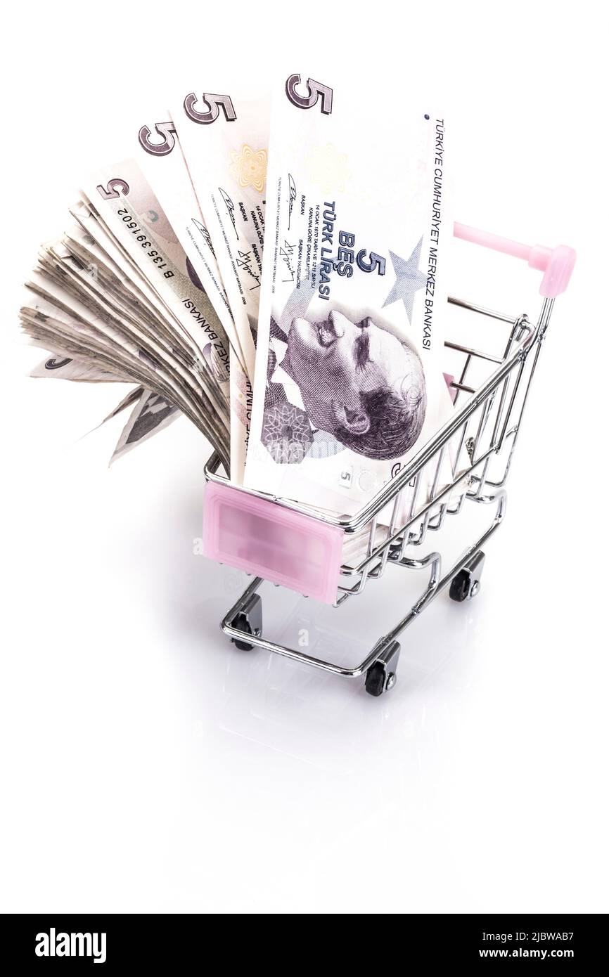 Billets de lire turcs dans un petit panier sur blanc Banque D'Images