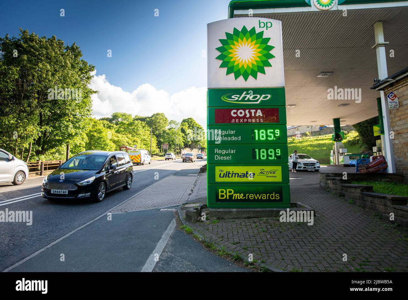 Halifax, West Yorkshire, Royaume-Uni. 8th juin 2022. Le prix de l'essence sur les parkings britanniques a fait son plus grand bond quotidien en 17 ans, car le coût de remplissage d'une voiture familiale menace de dépasser £100 pour la première fois. Un litre d'essence a coûté en moyenne 180,73p mardi, selon la société de données Experian CATALIST, soit une hausse étonnante de 2,23p par rapport à la veille. Une augmentation similaire mercredi briserait la barrière de £100 pour le coût moyen de remplissage d'un réservoir pour une voiture familiale de 55 litres. Crédit : Windmill Images/Alamy Live News Banque D'Images