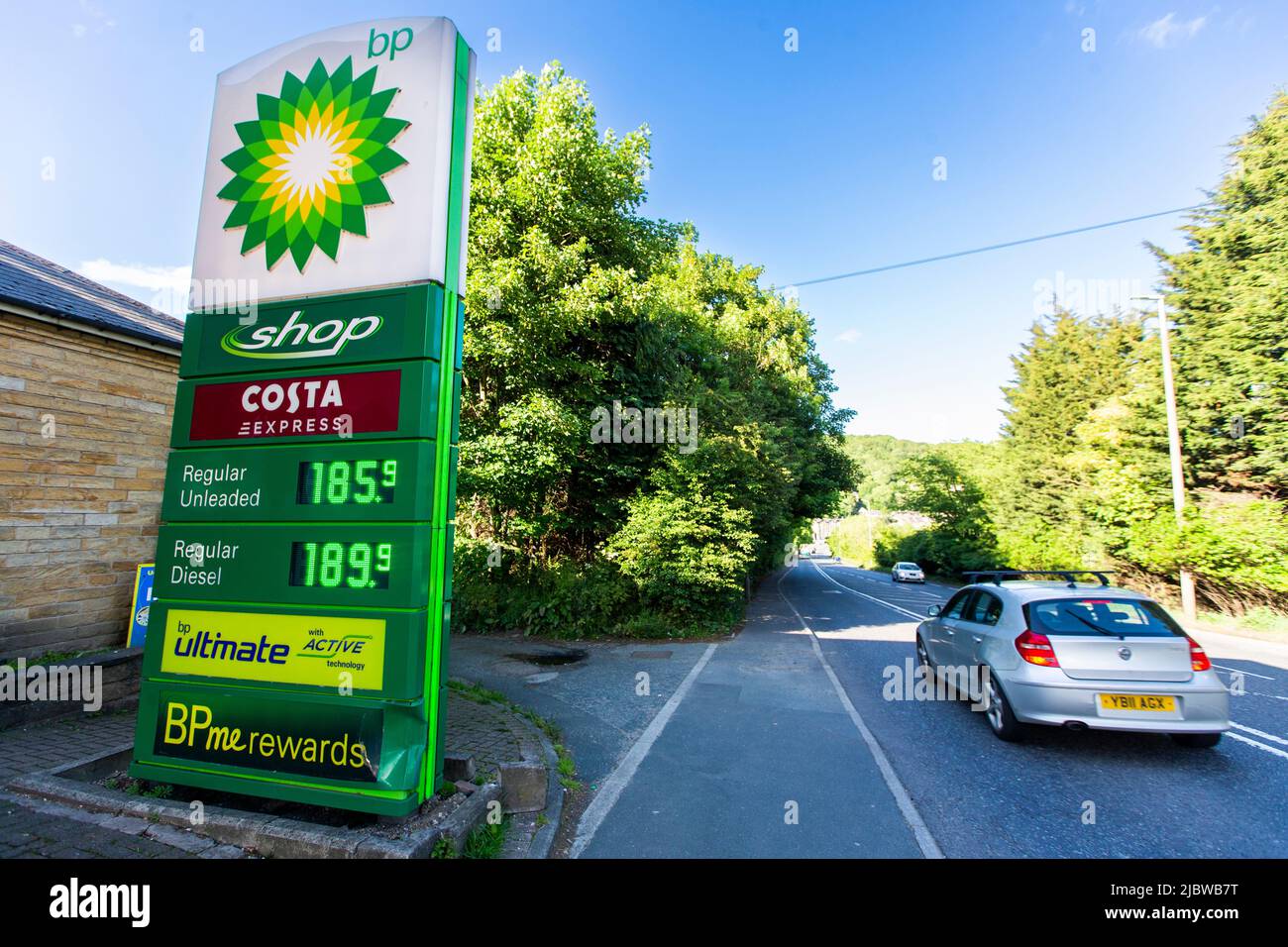 Halifax, West Yorkshire, Royaume-Uni. 8th juin 2022. Le prix de l'essence sur les parkings britanniques a fait son plus grand bond quotidien en 17 ans, car le coût de remplissage d'une voiture familiale menace de dépasser £100 pour la première fois. Un litre d'essence a coûté en moyenne 180,73p mardi, selon la société de données Experian CATALIST, soit une hausse étonnante de 2,23p par rapport à la veille. Une augmentation similaire mercredi briserait la barrière de £100 pour le coût moyen de remplissage d'un réservoir pour une voiture familiale de 55 litres. Crédit : Windmill Images/Alamy Live News Banque D'Images