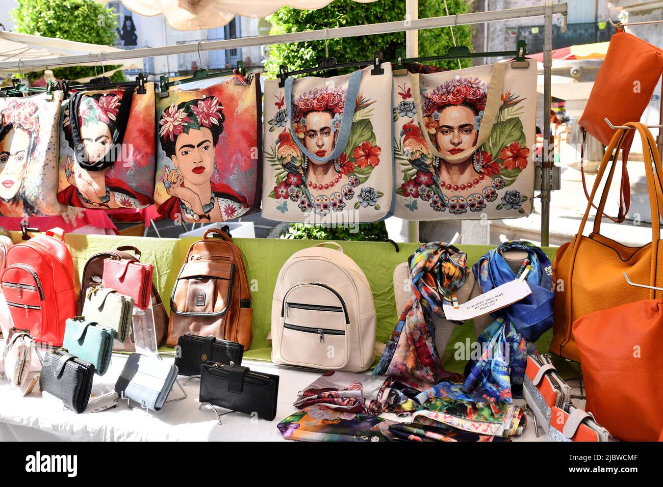 Les sacs à vendre sur le marché français avec des visages de célébrités font face à Frida Kahlo Banque D'Images
