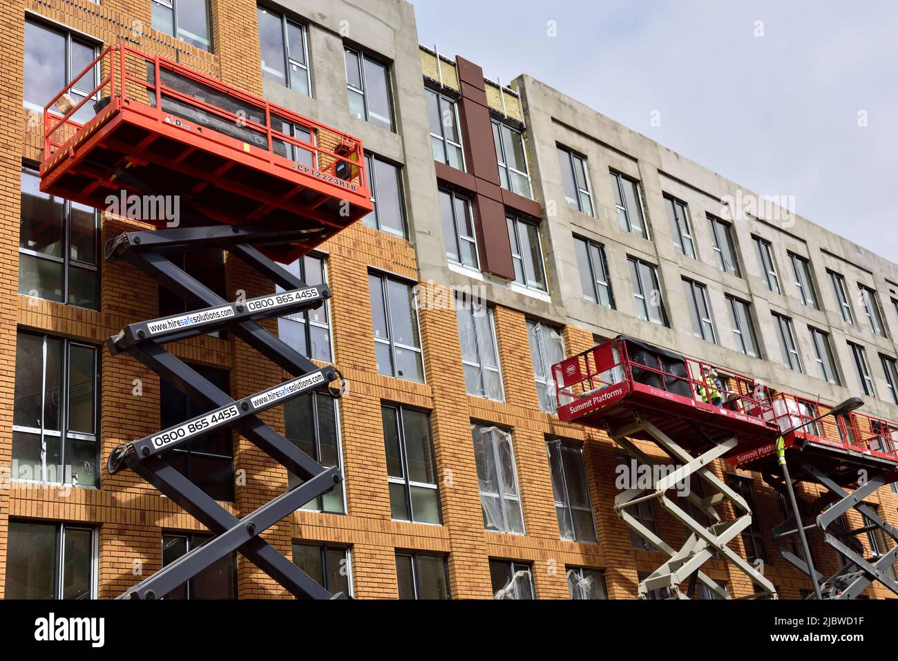 Nouveau bâtiment d'hébergement étudiant avec panneau d'isolation externe ayant des glissades de brique revêtement pour donner l'apparence d'un mur de brique, Royaume-Uni Banque D'Images