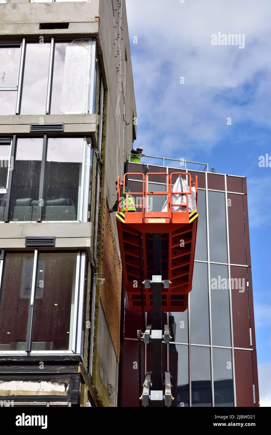 Nouveau bâtiment d'hébergement étudiant avec panneau d'isolation externe ayant des glissades de brique revêtement pour donner l'apparence d'un mur de brique, Royaume-Uni Banque D'Images