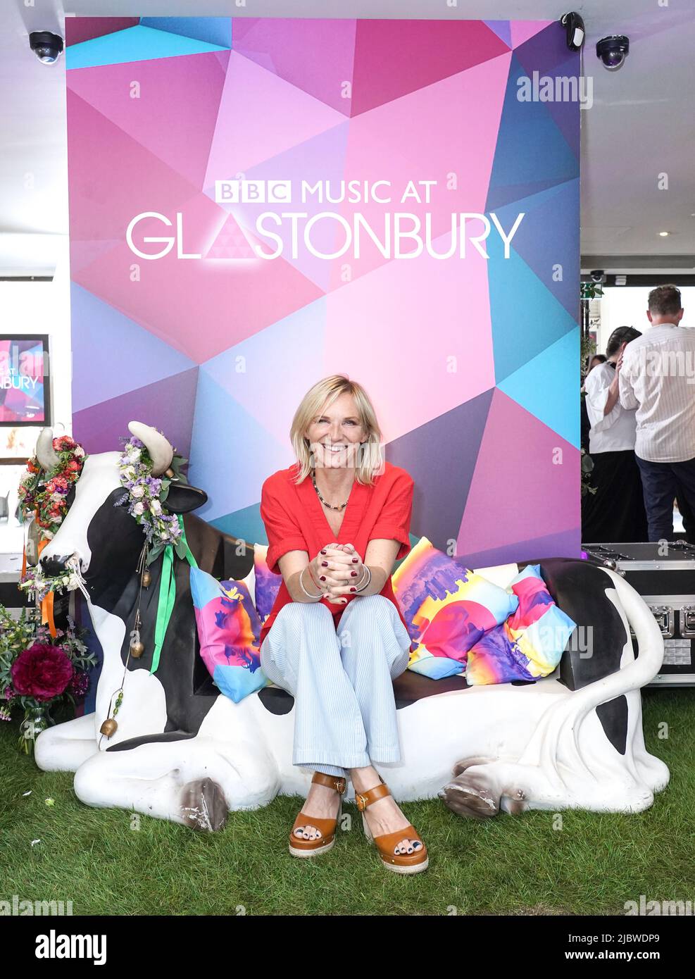 JO Whiley Arrive Pour La Projection De Glastonbury De BBC Two 50 Ans jo-whiley-arrive-pour-la-projection-de-glastonbury-de-bbc-two-50-ans