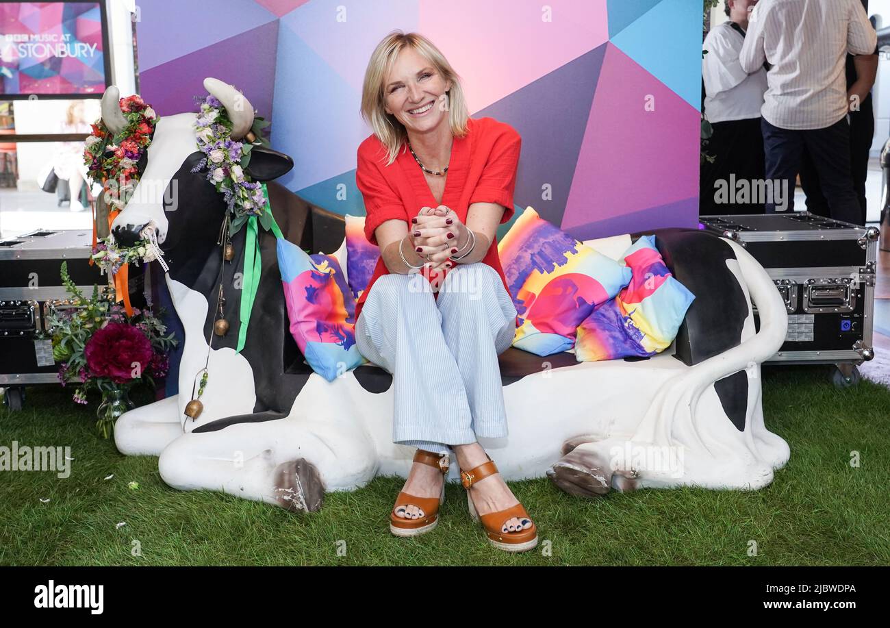 JO Whiley Arrive Pour La Projection De Glastonbury De BBC Two 50 Ans jo-whiley-arrive-pour-la-projection-de-glastonbury-de-bbc-two-50-ans