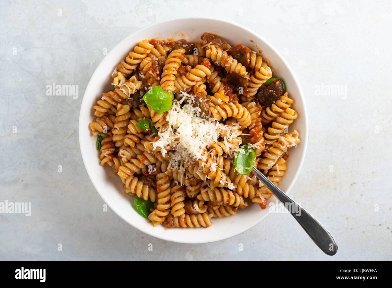 Pasta alla Norma - Cuisine italienne traditionnelle avec l'aubergine, tomate, fromage et basilic Banque D'Images