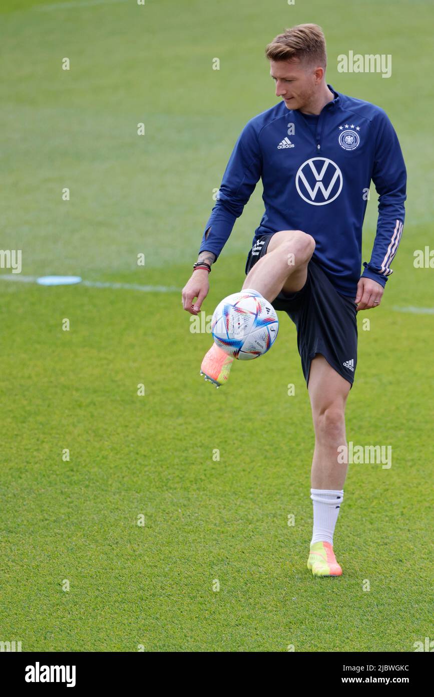 Herzogenaurach, Allemagne. 06th juin 2022. Football: Équipe nationale, Ligue des Nations, entraînement final avant le match contre l'Angleterre: Marco Reus joue avec le ballon pendant l'échauffement sur le terrain d'entraînement. (À dpa: 'DFB: Reus souffre de la déchirure de la fibre musculaire - aucun détail sur les temps d'arrêt') Credit: Daniel Löb/dpa/Alay Live News Banque D'Images