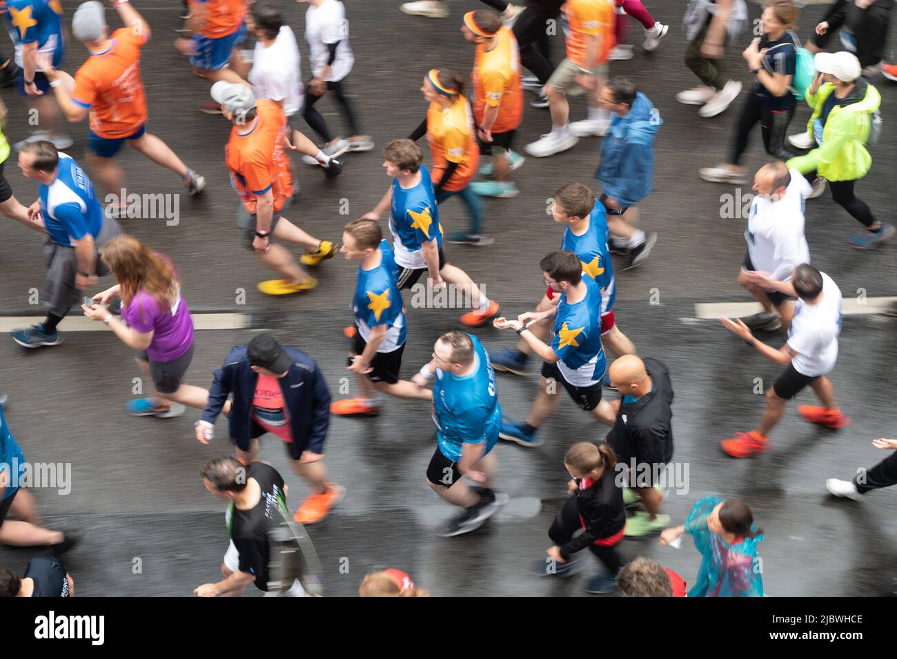 08 juin 2022, Hessen, Francfort-sur-le-main : course de coureurs pendant le J.P. Morgan Corporate Challenge. Des dizaines de milliers de coureurs sont sur le parcours de 5,6 kilomètres. Photo: Sebastian Gollnow/dpa Banque D'Images