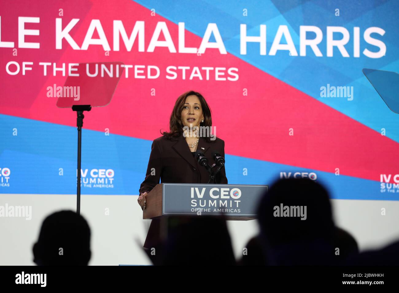 LE vice-président AMÉRICAIN Kamala Harris s'exprime au IV CEO Summit of the Americas à Los Angeles, Californie, États-Unis, le 08 juin 2022. D'orientation : le vice-président fait des remarques au Sommet des PDG pour discuter des progrès réalisés dans la lutte contre les causes profondes des migrations, en mettant l'accent sur l'appel à l'action pour l'Amérique centrale du Nord, le partenariat public-privé innovant qu'elle a lancé en mai 2021. Elle discutera de la façon dont les secteurs public et privé peuvent continuer à travailler ensemble pour construire un avenir prospère et inclusif pour la population de l'hémisphère occidental. Banque D'Images