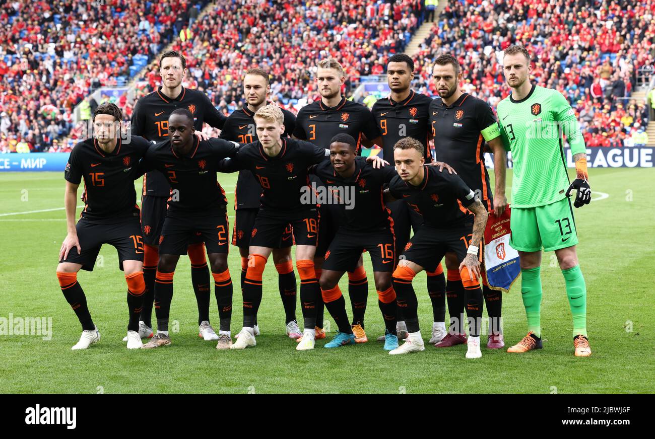 Cardiff, pays de Galles, 8th juin 2022. Rangée arrière à partir de la gauche: Wout Weghorst, Teun Koopmeiners, Matthijs de Ligt, Cody Gakpo, Tyrell Malacia et Mark Flekken des pays-Bas. Première rangée à partir de la gauche : Hans Hateboer, Jordan Teze, Jerdy Schouten, Tyrell Malacia et Noa Lang des pays-Bas pendant le match de la Ligue des Nations de l'UEFA au stade de Cardiff City, Cardiff. Le crédit photo doit être lu : Darren Staples / Sportimage Banque D'Images