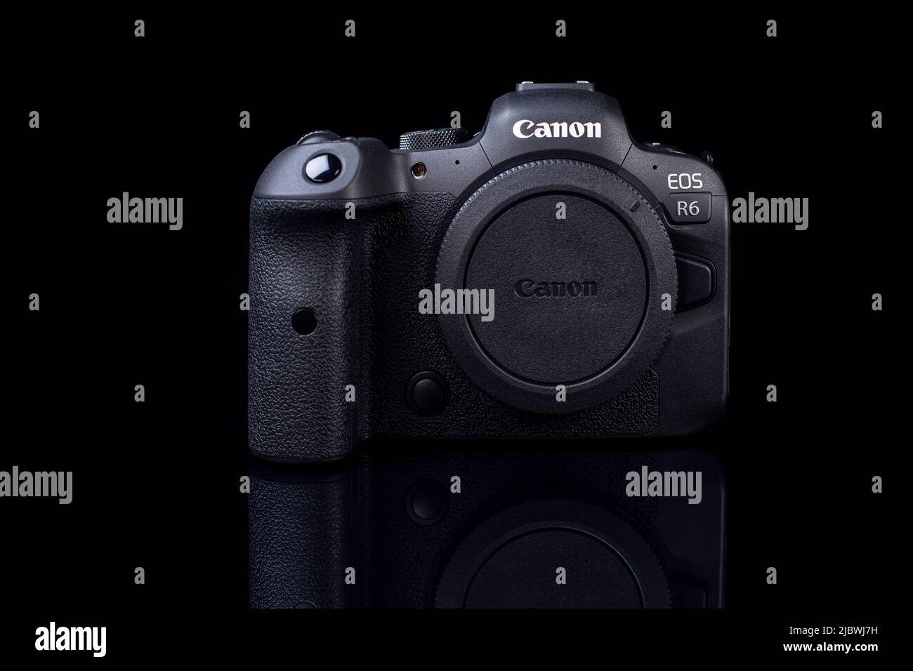 Galati, Roumanie - 12 octobre 2021: Appareil photo plein format Canon R6 sans miroir sur fond noir. Banque D'Images