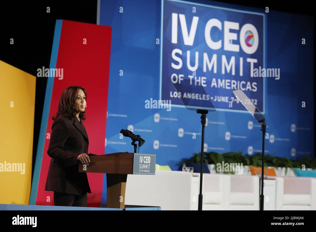 LE vice-président AMÉRICAIN Kamala Harris s'exprime au IV CEO Summit of the Americas à Los Angeles, Californie, États-Unis, le 08 juin 2022. D'orientation : le vice-président fait des remarques au Sommet des PDG pour discuter des progrès réalisés dans la lutte contre les causes profondes des migrations, en mettant l'accent sur l'appel à l'action pour l'Amérique centrale du Nord, le partenariat public-privé innovant qu'elle a lancé en mai 2021. Elle discutera de la façon dont les secteurs public et privé peuvent continuer à travailler ensemble pour construire un avenir prospère et inclusif pour la population de l'hémisphère occidental. Banque D'Images