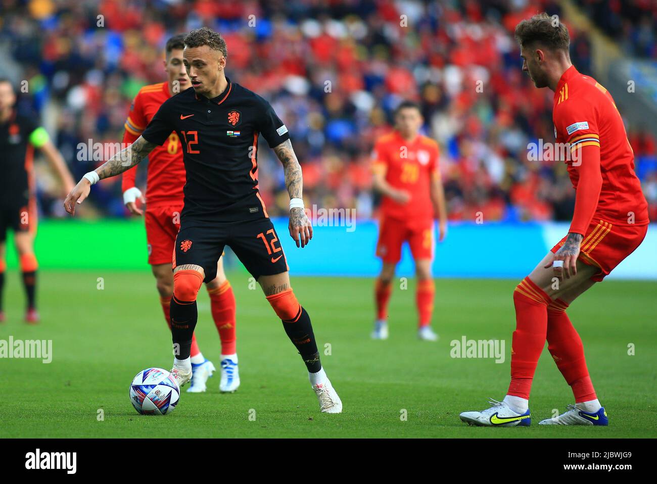 Cardiff City Stadium, Cardiff, Royaume-Uni. 8th juin 2022. UEFA Nations League football, pays de Galles contre pays-Bas; Noa Lang des pays-Bas est sous la pression de Joe Rodon du pays de Galles crédit: Action plus Sports/Alamy Live News Banque D'Images