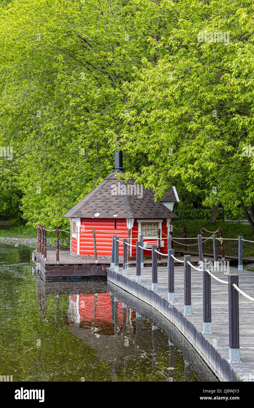 Moscou, Russie - 03 juin 2022 : maison de pêcheur sur la rive du réservoir. Photo de haute qualité Banque D'Images