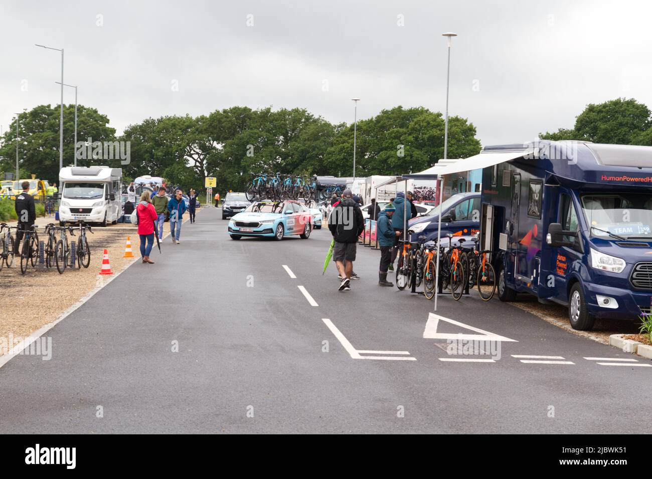 Parking au Northern Gateway Sports Park à Colchester avant le début de la première étape de la visite cycliste féminine de Grande-Bretagne 2022 Banque D'Images