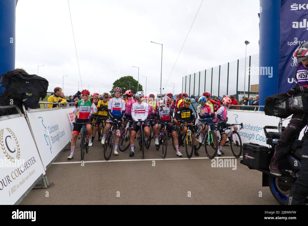 Les coureurs sur la ligne de départ au Northern Gateway Sports Park à