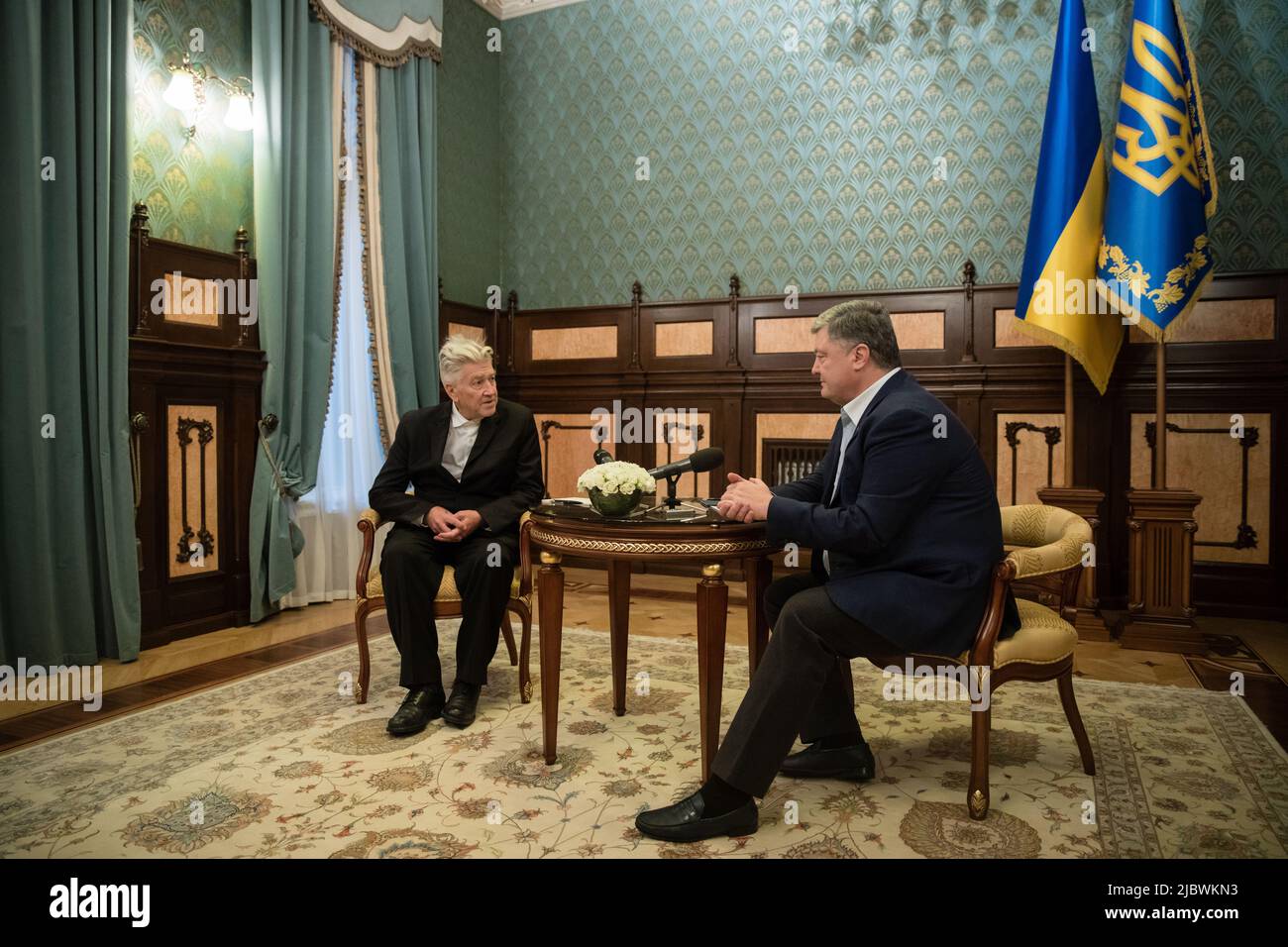 Le président de l'Ukraine Petro Porochenko rencontre le réalisateur américain David Lynch qui ouvre les bases d'une aide psychologique aux anciens combattants de la guerre en Ukraine. Le réalisateur David Keith Lynch (né 20 janvier 1946) est un cinéaste américain, peintre, artiste visuel, acteur, musicien, et écrivain. Banque D'Images