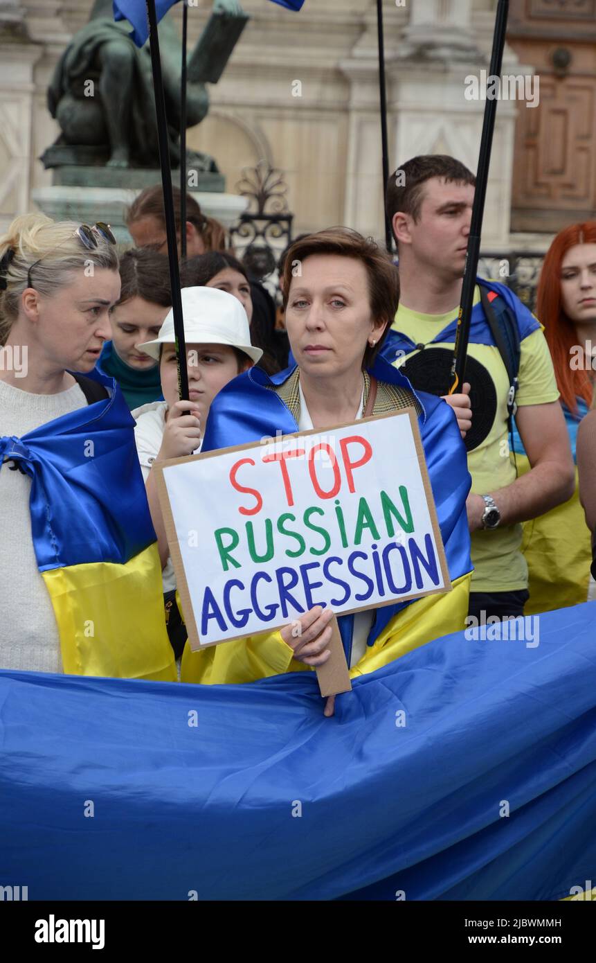 Le vice-Premier ministre Olha Stefanishyna se présente avec l'ambassadeur d'Ukraine lors d'un rassemblement en faveur des Ukrainiens devant l'hôtel de ville de Paris Banque D'Images