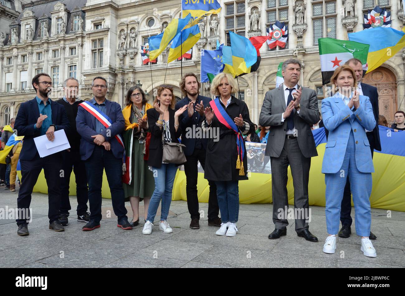 Le vice-Premier ministre Olha Stefanishyna se présente avec l'ambassadeur d'Ukraine lors d'un rassemblement en faveur des Ukrainiens devant l'hôtel de ville de Paris Banque D'Images