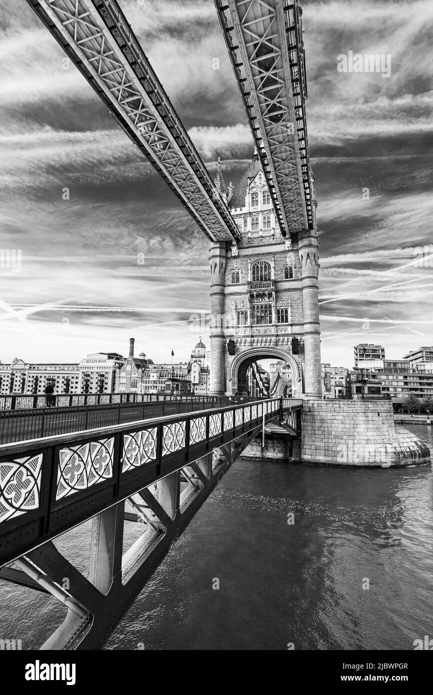 Une superbe image verticale en noir et blanc capturant la hauteur et les détails du Tower Bridge qui enjambe la Tamise entre Southwark et Tower Hamlet Banque D'Images