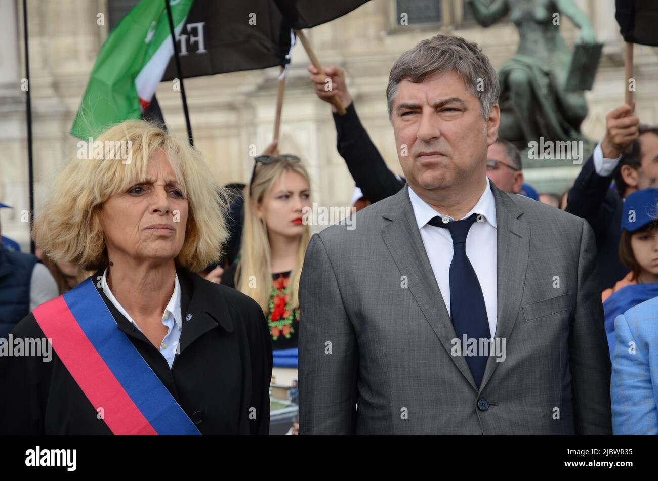 Le vice-Premier ministre Olha Stefanishyna se présente avec l'ambassadeur d'Ukraine lors d'un rassemblement en faveur des Ukrainiens devant l'hôtel de ville de Paris Banque D'Images