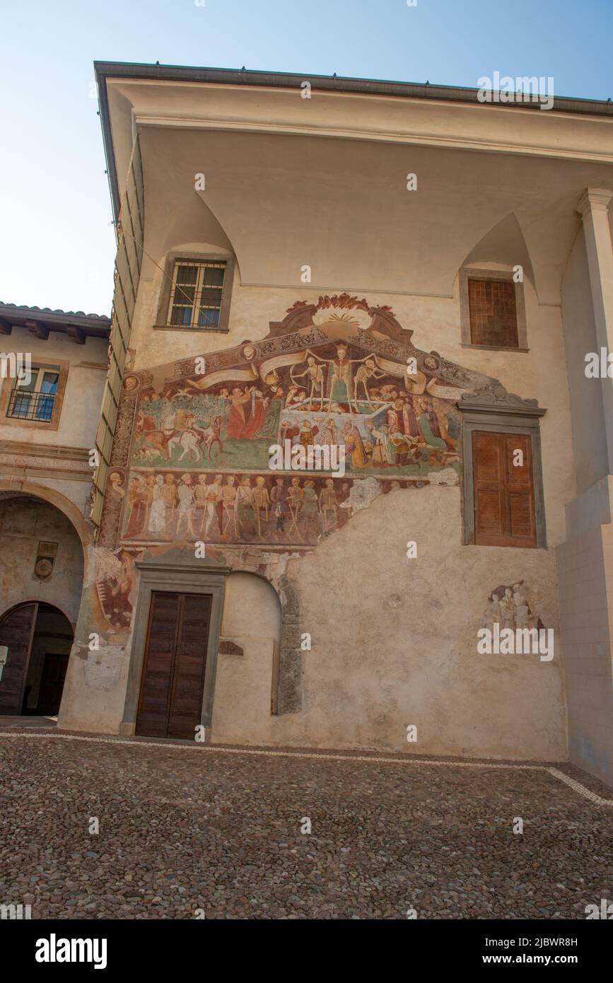 Clusone Bergame Italie 4 septembre 2020 : le triomphe et la danse de la mort sont un cycle de fresques peintes par le peintre Clusonese Giacomo Borlone de Buschis Banque D'Images