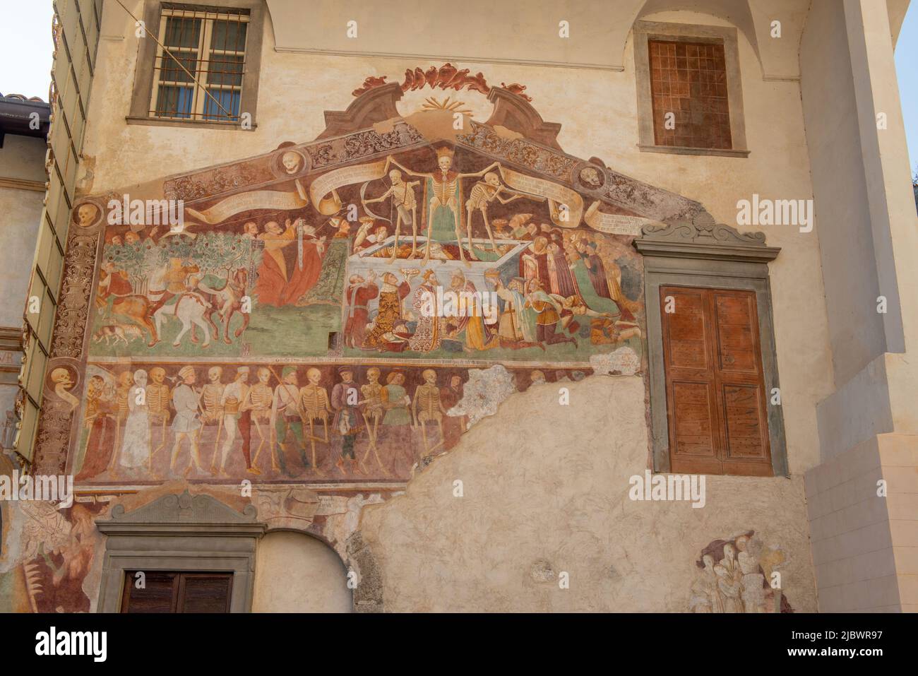Clusone Bergame Italie 4 septembre 2020 : le triomphe et la danse de la mort sont un cycle de fresques peintes par le peintre Clusonese Giacomo Borlone de Buschis Banque D'Images