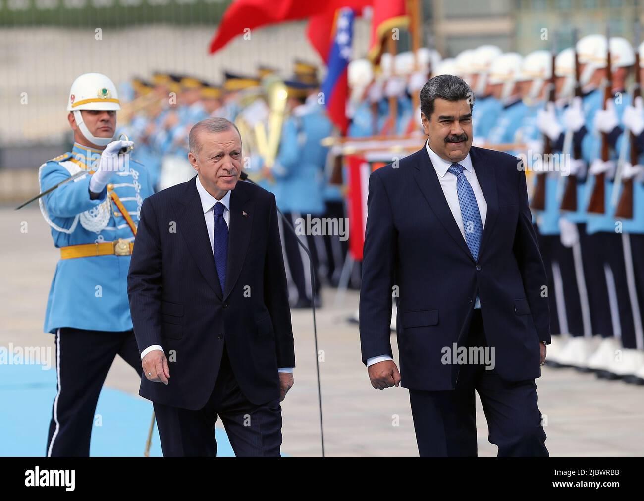 Ankara, Turquie. 8th juin 2022. Le président turc Recep Tayyip Erdogan (G, Front) accueille le président vénézuélien Nicolas Maduro (D, Front) lors d'une cérémonie officielle à Ankara (Turquie) sur 8 juin 2022. Le président turc Recep Tayyip Erdogan et son homologue vénézuélien en en visite, Nicolas Maduro, se sont engagés mercredi à renforcer la coopération entre les deux pays. Crédit: Mustafa Kaya/Xinhua/Alamy Live News Banque D'Images