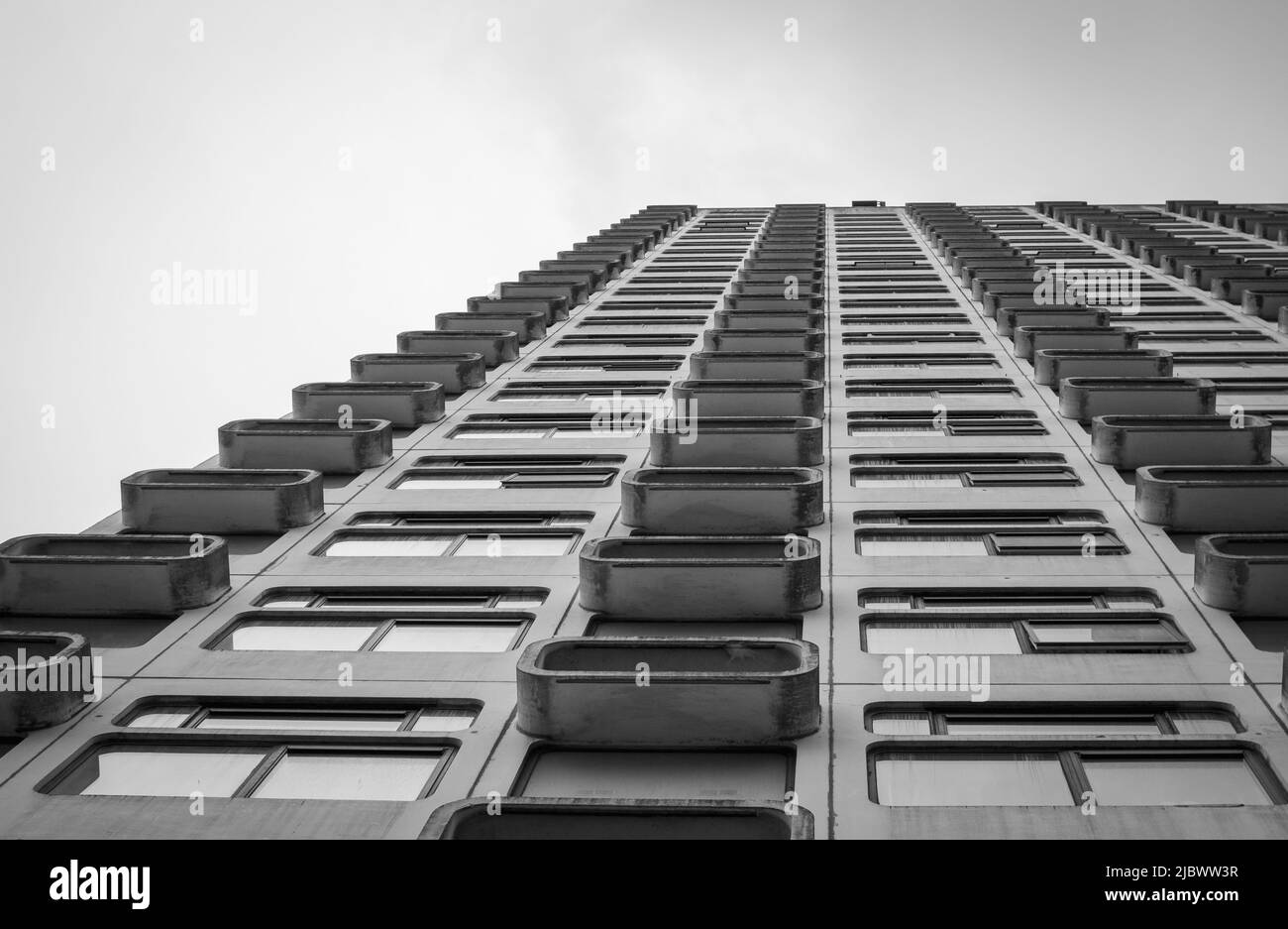 Vue sur la Tour Nord, Salford, construite en 1966 dans le style architectural Brutaliste. Banque D'Images