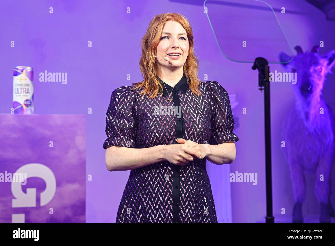 USAGE ÉDITORIAL SEULEMENT présentateur Alice Levine sur scène le prix G.O.A.T pour le meilleur magasin de poulet au Strongbow Ultra le plus grand des prix de tous les temps à Shoreditch, Londres. Date de la photo: Mercredi 8 juin 2022. L'événement Tongue in cheek organisé par la marque cidrerie a présenté des stars de la télé-réalité, des drag queens, des musiciens et des influenceurs des médias sociaux. Il a été organisé par la chaîne de télévision et la célèbre podcaster Alice Levine. Le crédit photo devrait se lire: Matt Crossick/PA Banque D'Images