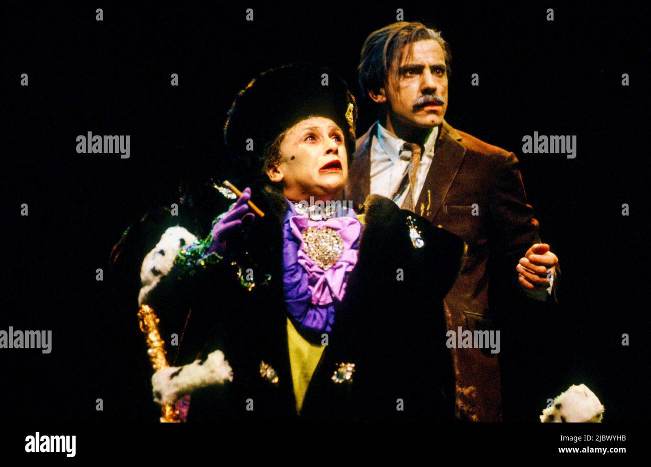 Kathryn Hunter (Clara Zachanassian), Simon McBurney (Alfred Schill) dans LA VISITE de Friedrich Durrenmatt au Lyttelton Theatre, National Theatre (NT), Londres SE1 13/02/1991 une co-production avec Theatre de Comlicite adaptée par Maurice Valency design: Rae Smith Lighting: Luke Sapsed réalisateurs: Annabel Arden & Simon McBurney Banque D'Images