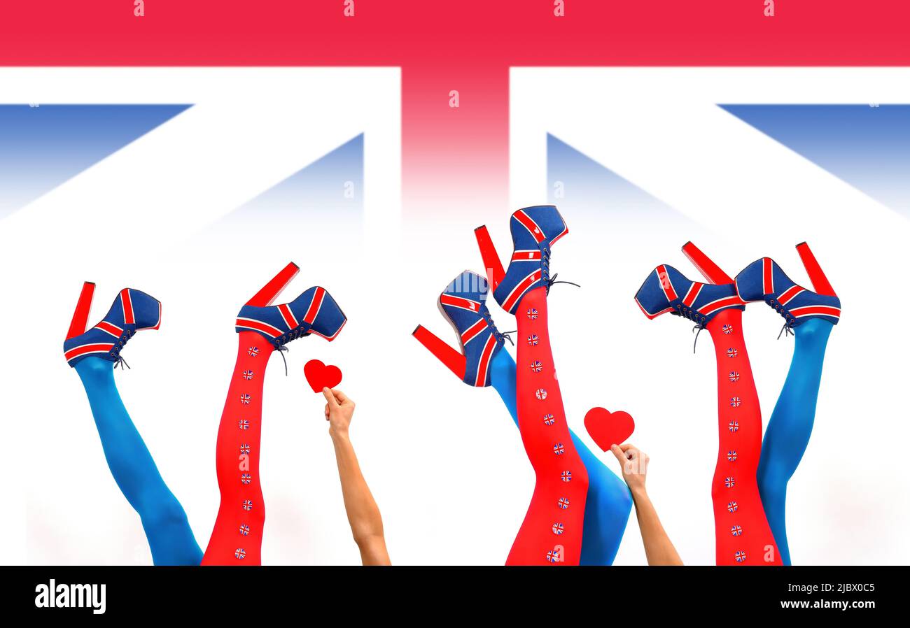 3 paires de jambes sont étirées devant un fond Union Jack. Les chaussures sont dotées d'un motif drapeau britannique. Deux mains tiennent le cœur rouge en eux. Banque D'Images