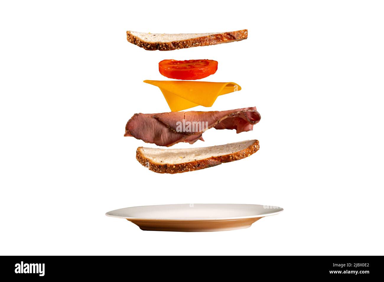 Sandwich tombant nourriture déstructurée isolée sur fond blanc Banque D'Images