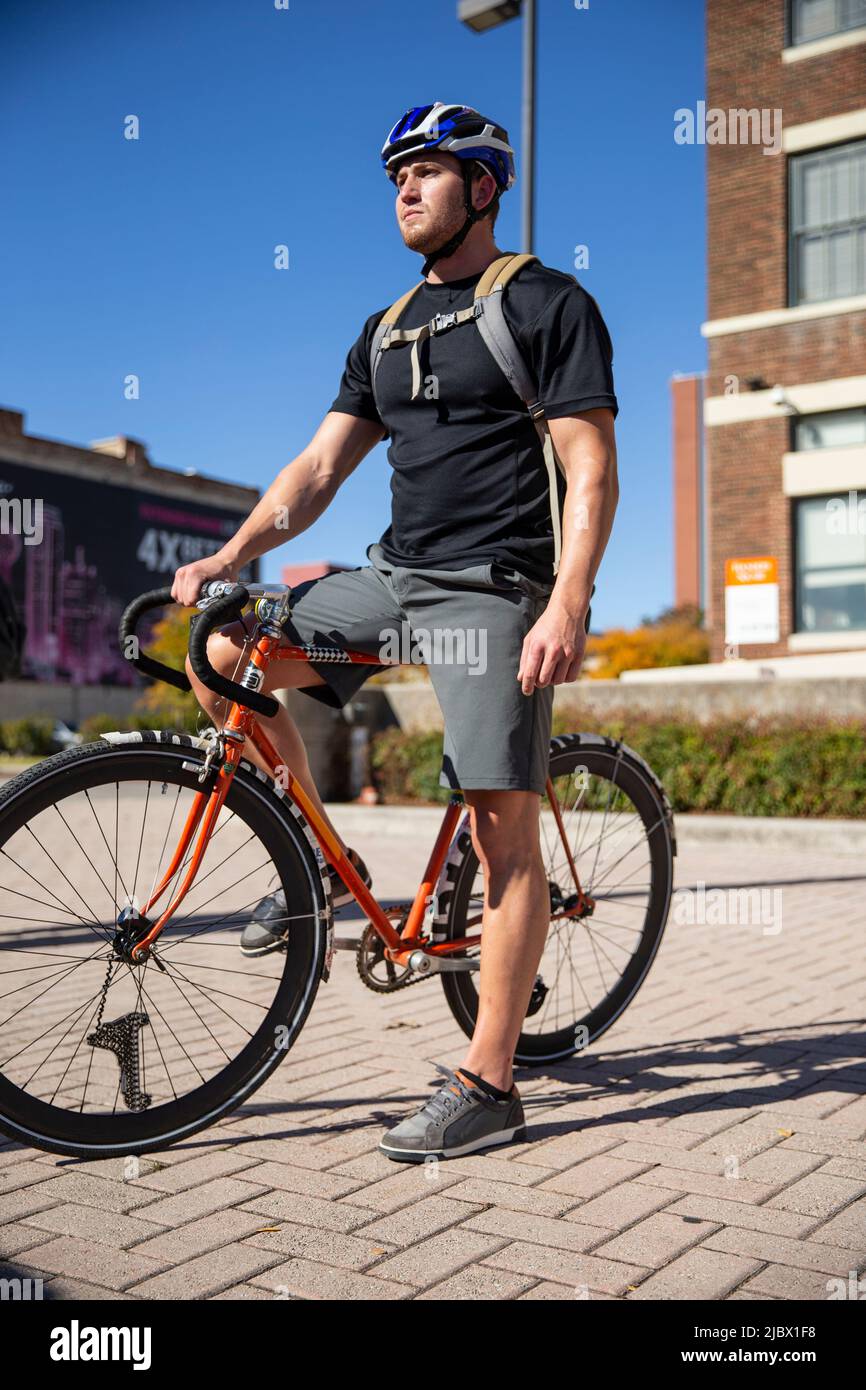 Homme faisant une pause en vélo pour travailler sur un vélo à vitesse unique Banque D'Images