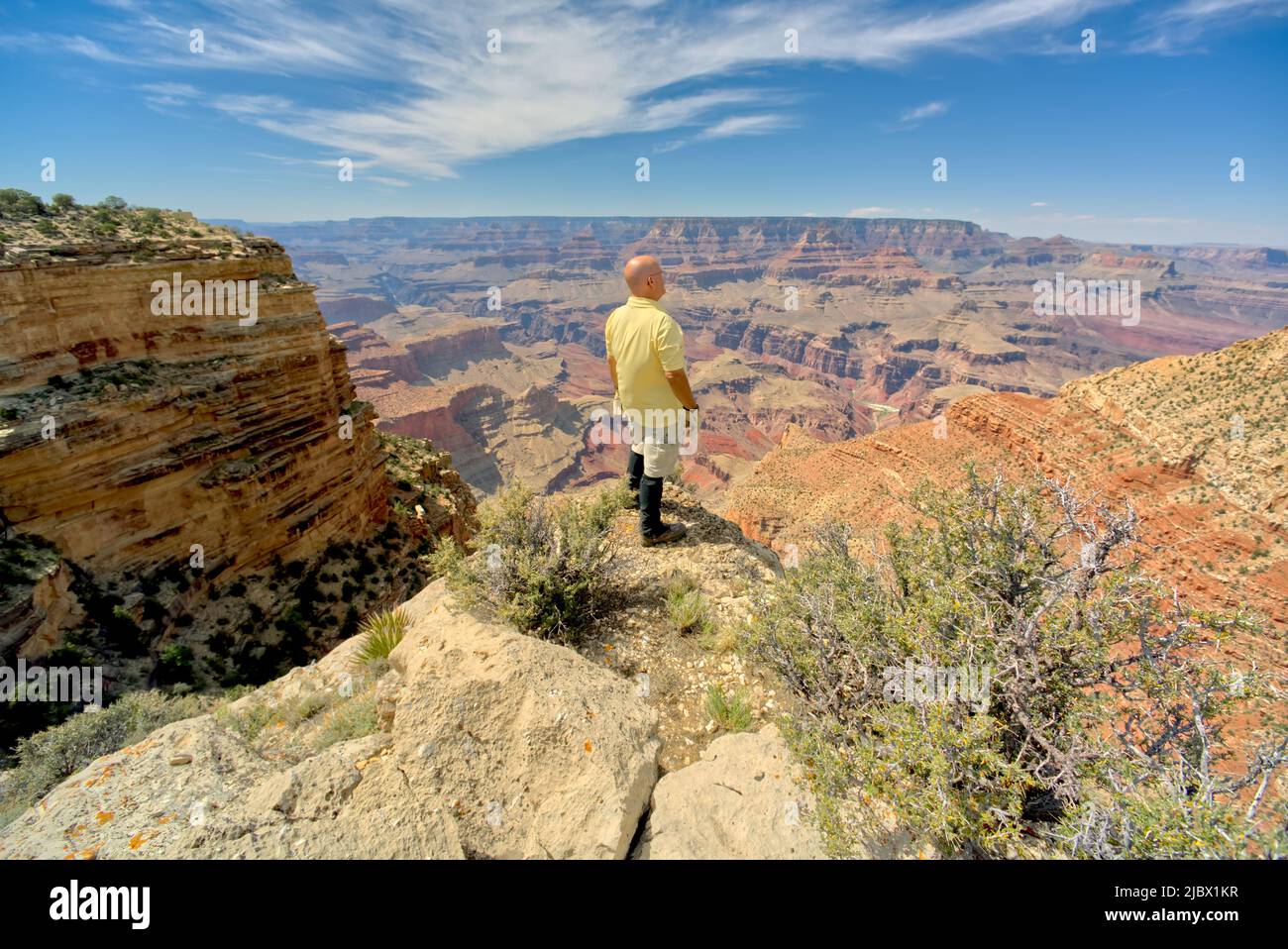 Homme debout sur une falaise surplombant le plateau sud de l'Arizona du Grand Canyon à l'est de Moran point. Banque D'Images