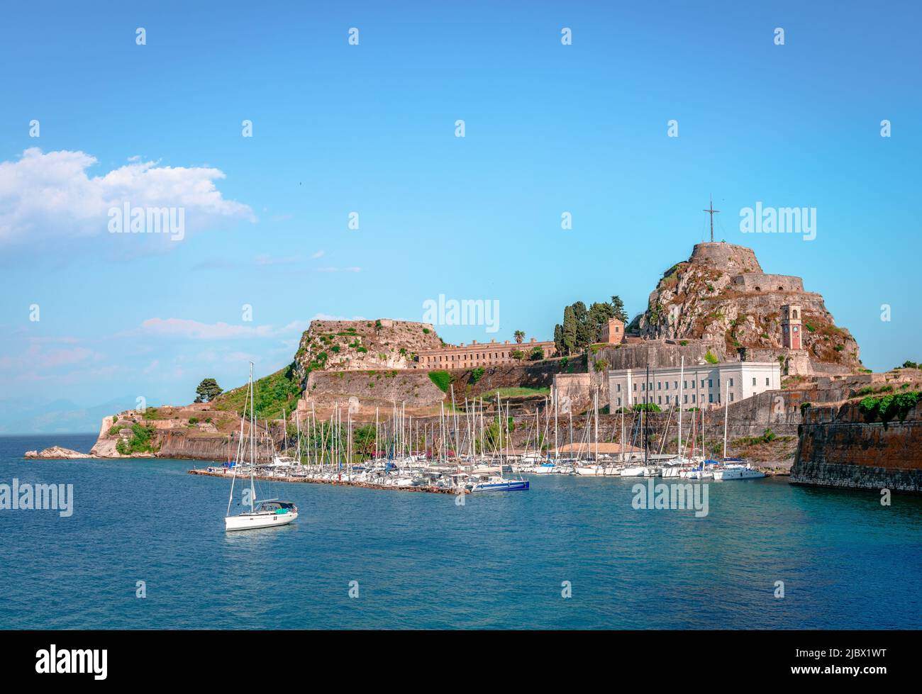 Le golfe de Mandraki avec beaucoup de bateaux à voile et l'ancienne forteresse vénitienne dans l'île de Corfou, Grèce. Banque D'Images
