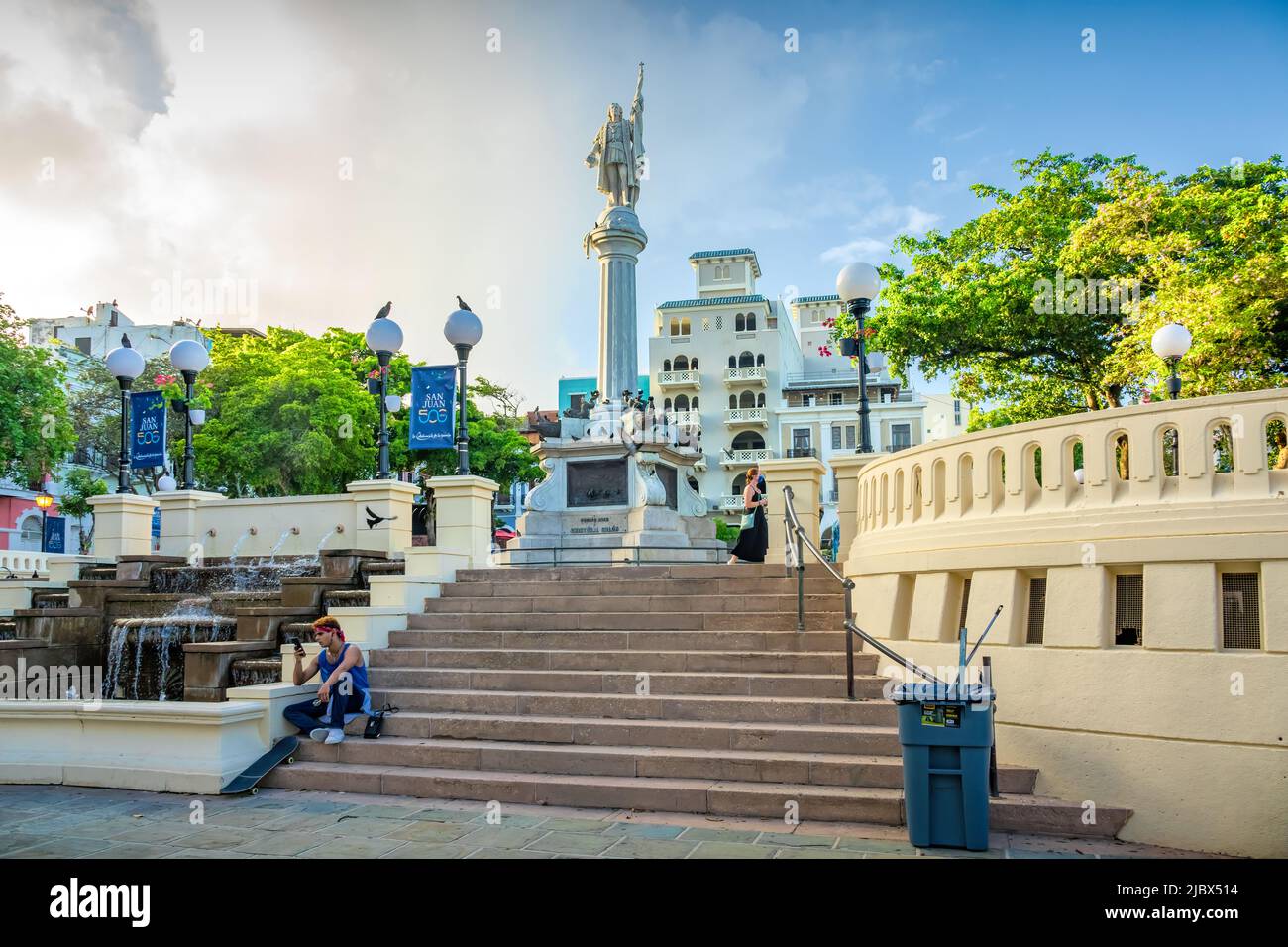 Les gens s'assoient et marchent sur la Plaza Colón dans le vieux San Juan, Porto Rico, par une journée ensoleillée. Banque D'Images