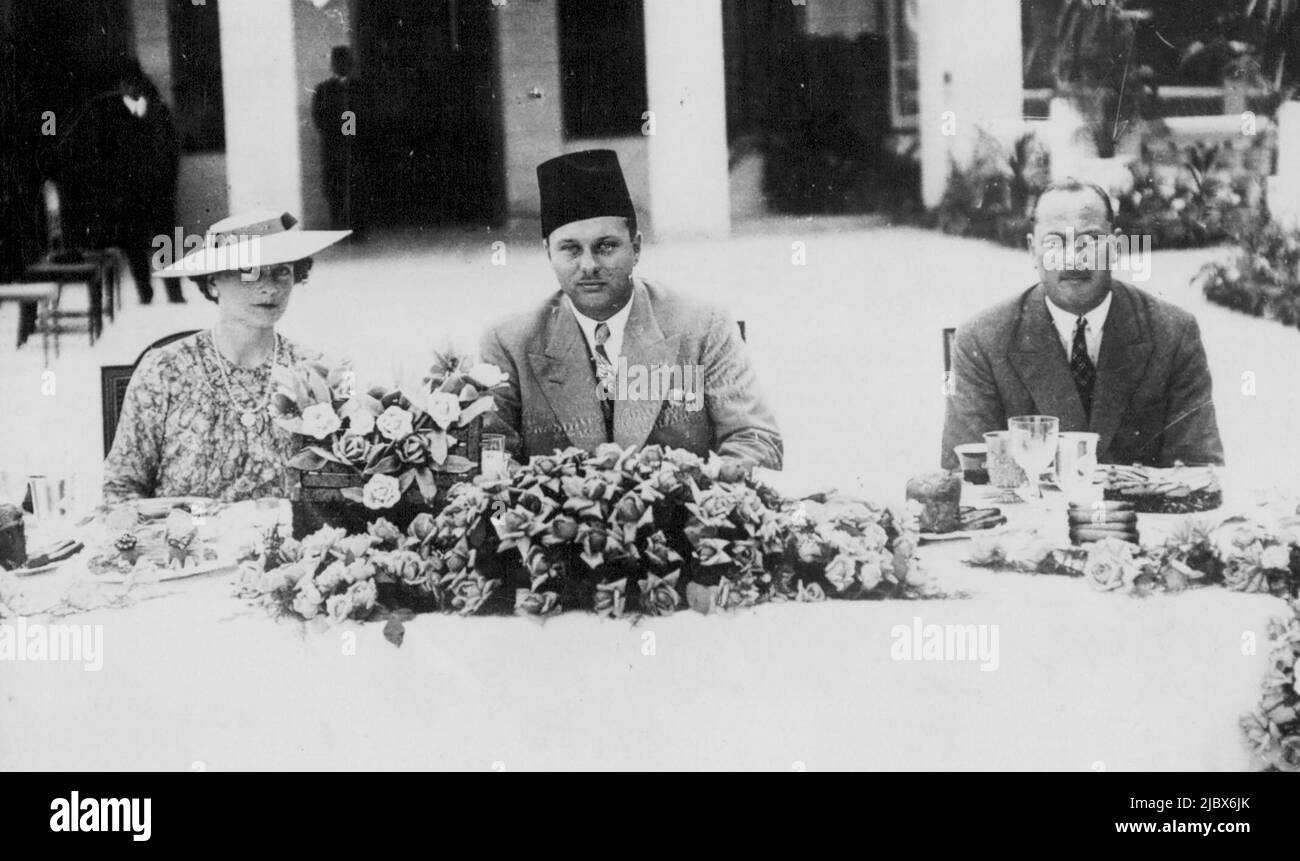 ***** Et la duchesse de Gloucester visite le roi Farouk - le duc et la duchesse de Gloucester avec le roi Farouk ayant le thé dans le domaine du Palais Montaza. Le duc et la duchesse de Gloucester ont effectué une visite à ***** Farouk d'Égypte au Palais Montaza, près d'Alexandrie, ***** En route vers le Kenya. 14 septembre 1938. Banque D'Images