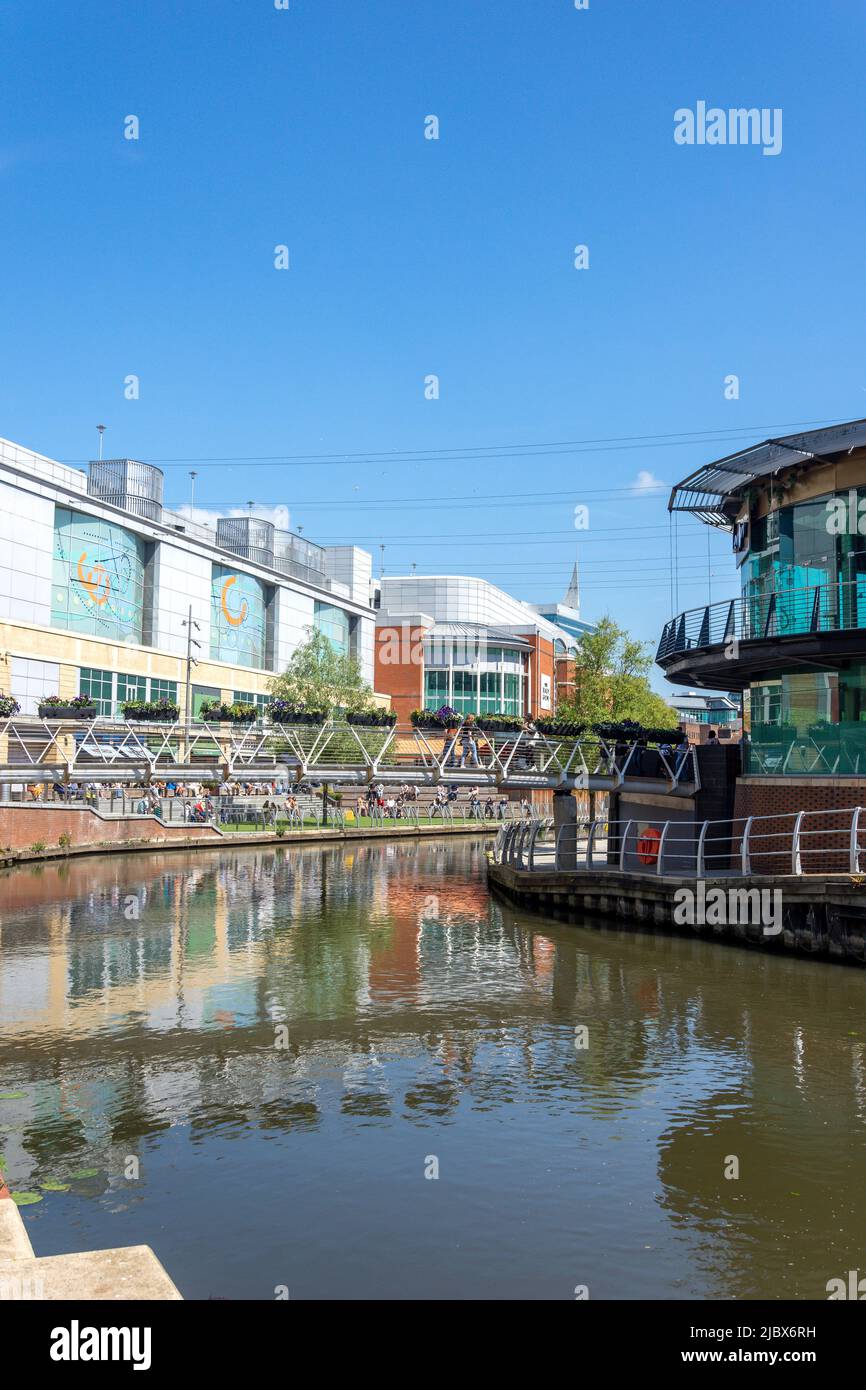 The Oracle Riverside Shopping Center et River Kennett, Reading, Berkshire, Angleterre, Royaume-Uni Banque D'Images