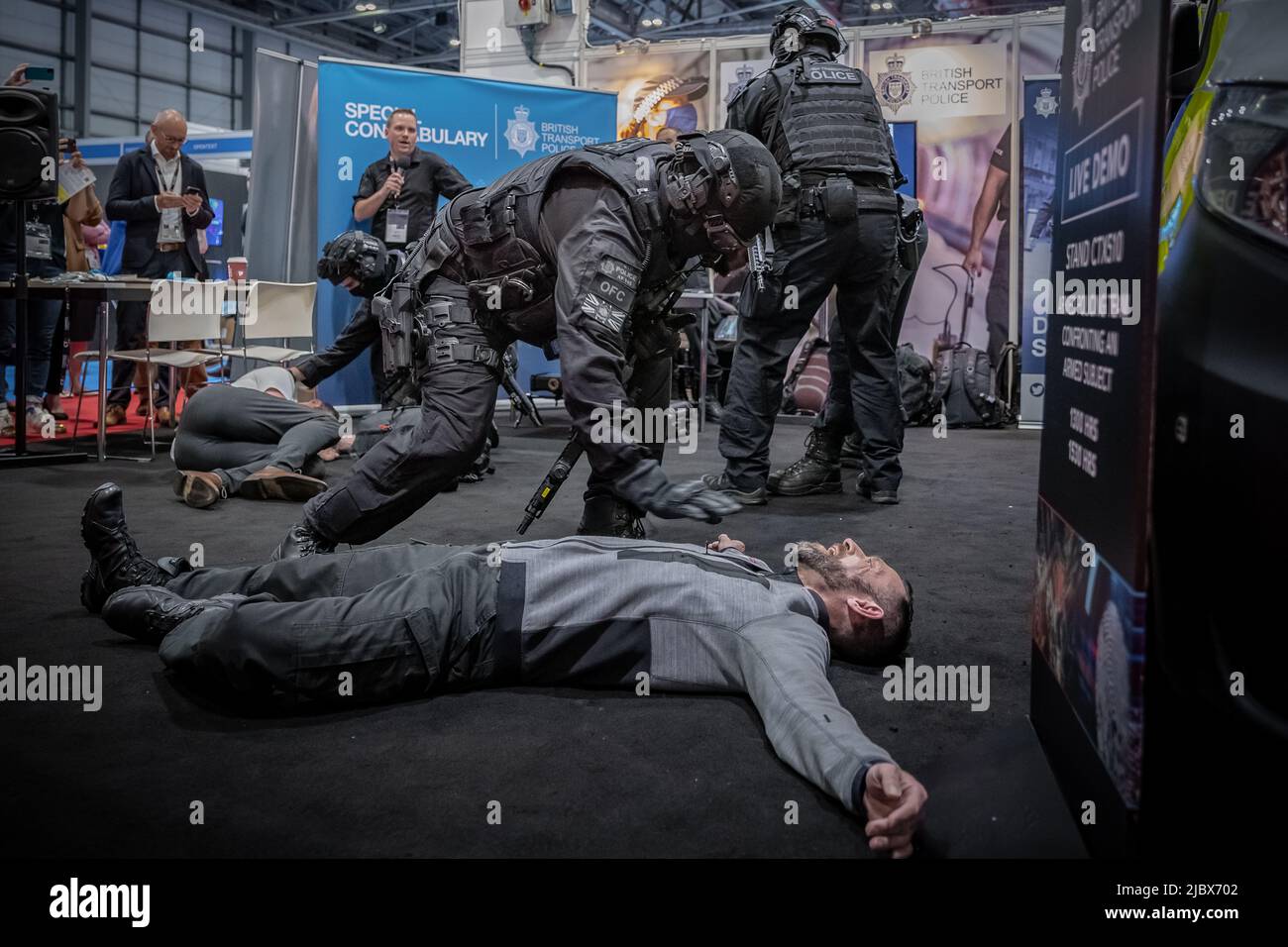 Londres, Royaume-Uni. 8th juin 2022. Counter Terror and Forensics Europe Expo au centre Excel. Des officiers de l'équipe de police armée de la police des transports britannique manifestent en direct face à un sujet armé d'un couteau. Les professionnels de la sécurité de l'industrie, du gouvernement et de la police présentent et font la démonstration de technologies de pointe pour améliorer la sécurité et l'aide dans la lutte contre le terrorisme international. Credit: Guy Corbishley/Alamy Live News Banque D'Images