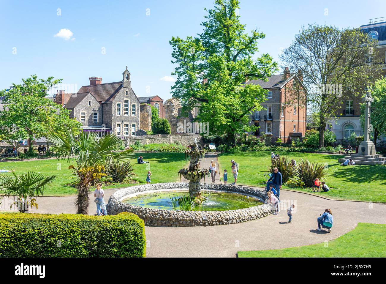 The Fountain and Memorial Cross dans Forbury Gardens public Park, Reading, Berkshire, Angleterre, Royaume-Uni Banque D'Images