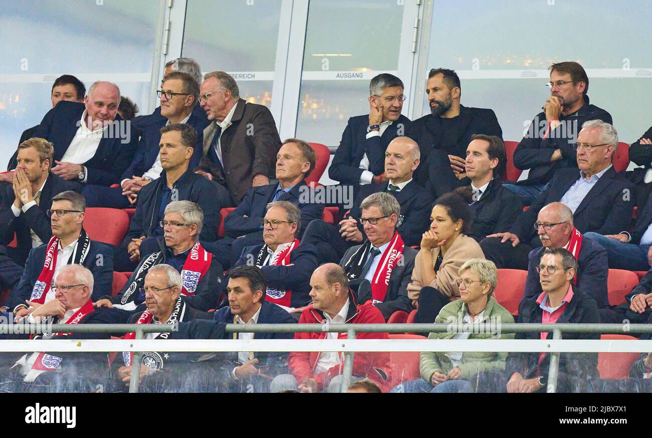 Uli HOENESS (ancien Président de la FCB ), Ehrenpräsident, Jan-Christian Dreesen , directeur financier FCB Karl-Heinz RUMMENIGGE (PDG, Vorstandsvorsitzender FCB AG) Herbert HAINER, président de la FCB et ex-PDG Adidas Hasan ( Brazzo ) Salihamidzic, FCB, directeur général de la FCB, Hans WATOB, directeur général de la DFBFAB, directeur général de la DFZB, directeur général de la DFZOB, directeur général de la DFBDFAB, directeur général de l'équipe, directeur général de la DFI-DFA Bernd Neuendorf, DFB Président de l'Association allemande de football, Joachim Herrmann, Bayerischer Innenminister dans la Ligue des Nations de l'UEFA 2022 Match ALLEMAGNE - ANGLETERRE 1-1 en saison 2022/2023 le 07 juin 2022 à Munich, Allemagne. Banque D'Images