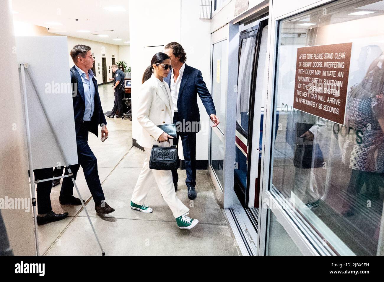 Washington, États-Unis. 08th juin 2022. Matthew McConaughey sa femme Camila Alves (en blanc) près du métro du Sénat au sous-sol de l'immeuble Hart du Bureau du Sénat. Crédit : SOPA Images Limited/Alamy Live News Banque D'Images