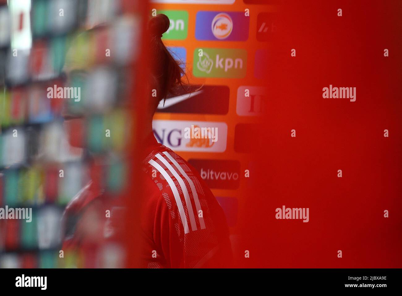 Cardiff, Royaume-Uni. 08th juin 2022. Gareth Bale du pays de Galles s'occupe du jeu en donnant un entretien post-match pour les médias. Ligue des Nations de l'UEFA, match du groupe D, pays de Galles contre pays-Bas au stade de Cardiff, dans le sud du pays de Galles, le mercredi 8th juin 2022. Usage éditorial seulement. photo par Andrew Orchard/Andrew Orchard sports Photography/Alay Live News crédit: Andrew Orchard sports Photography/Alay Live News Banque D'Images