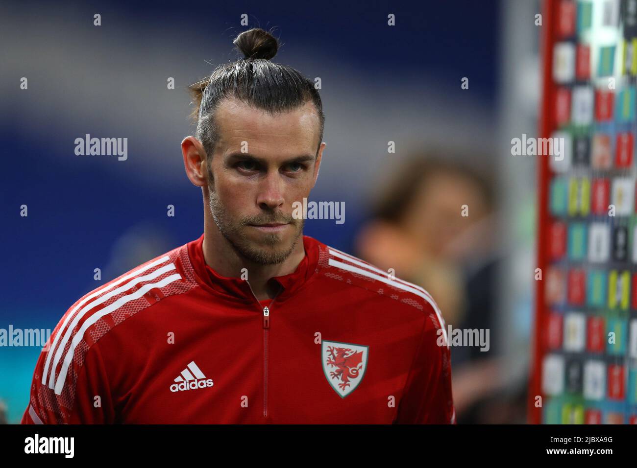 Cardiff, Royaume-Uni. 08th juin 2022. Gareth Bale du pays de Galles s'occupe du jeu en donnant un entretien post-match pour les médias. Ligue des Nations de l'UEFA, match du groupe D, pays de Galles contre pays-Bas au stade de Cardiff, dans le sud du pays de Galles, le mercredi 8th juin 2022. Usage éditorial seulement. photo par Andrew Orchard/Andrew Orchard sports Photography/Alay Live News crédit: Andrew Orchard sports Photography/Alay Live News Banque D'Images