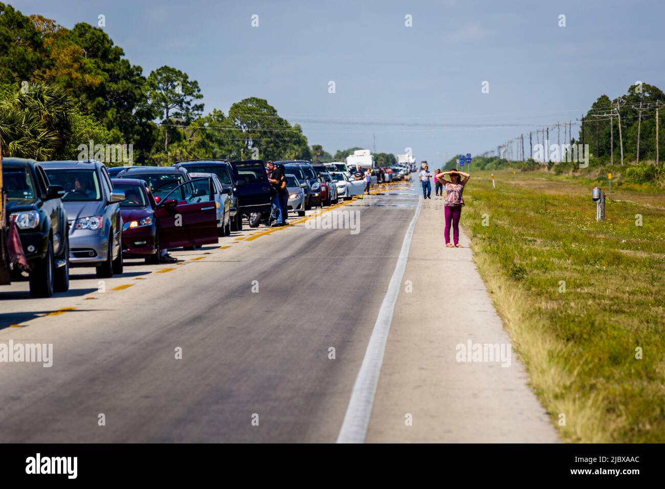 La circulation des fêtes est bloquée sur les Florida Highways. Une voie est de pare-chocs à pare-chocs, l'autre voie n'a pas de voitures, mais des personnes debout pour regarder l'accident de voiture. Banque D'Images